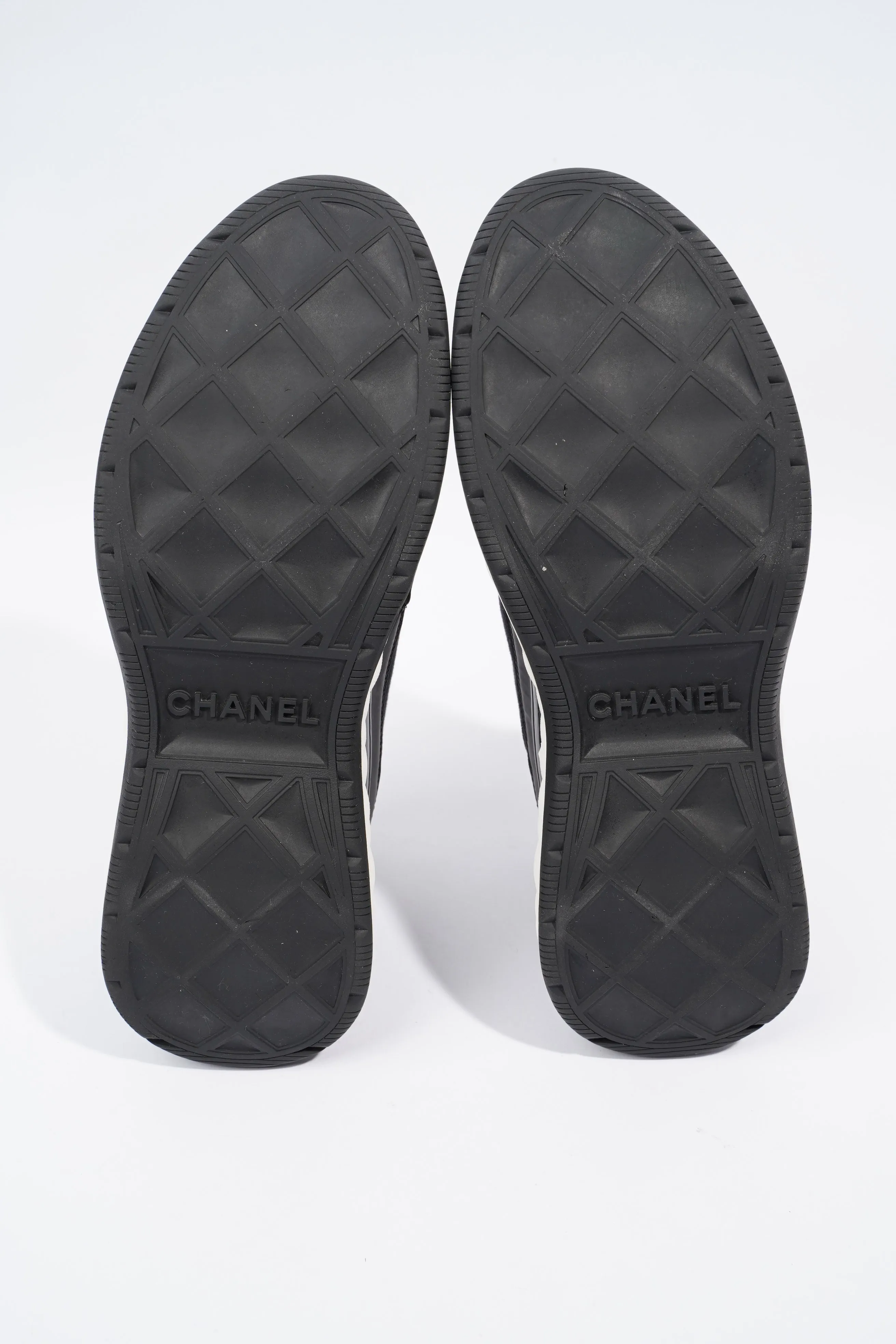 Chanel CC Logo Sneaker Black   White Nylon EU 41 UK 7