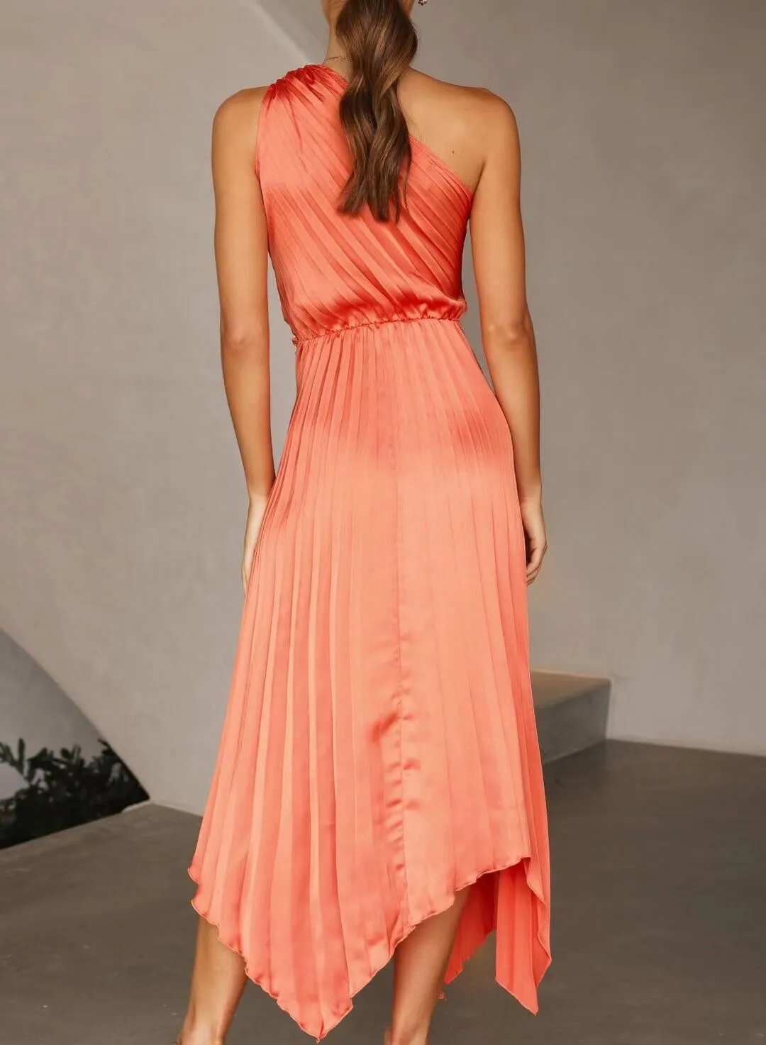 Elegant Solid Color Pleated Midi Dress
