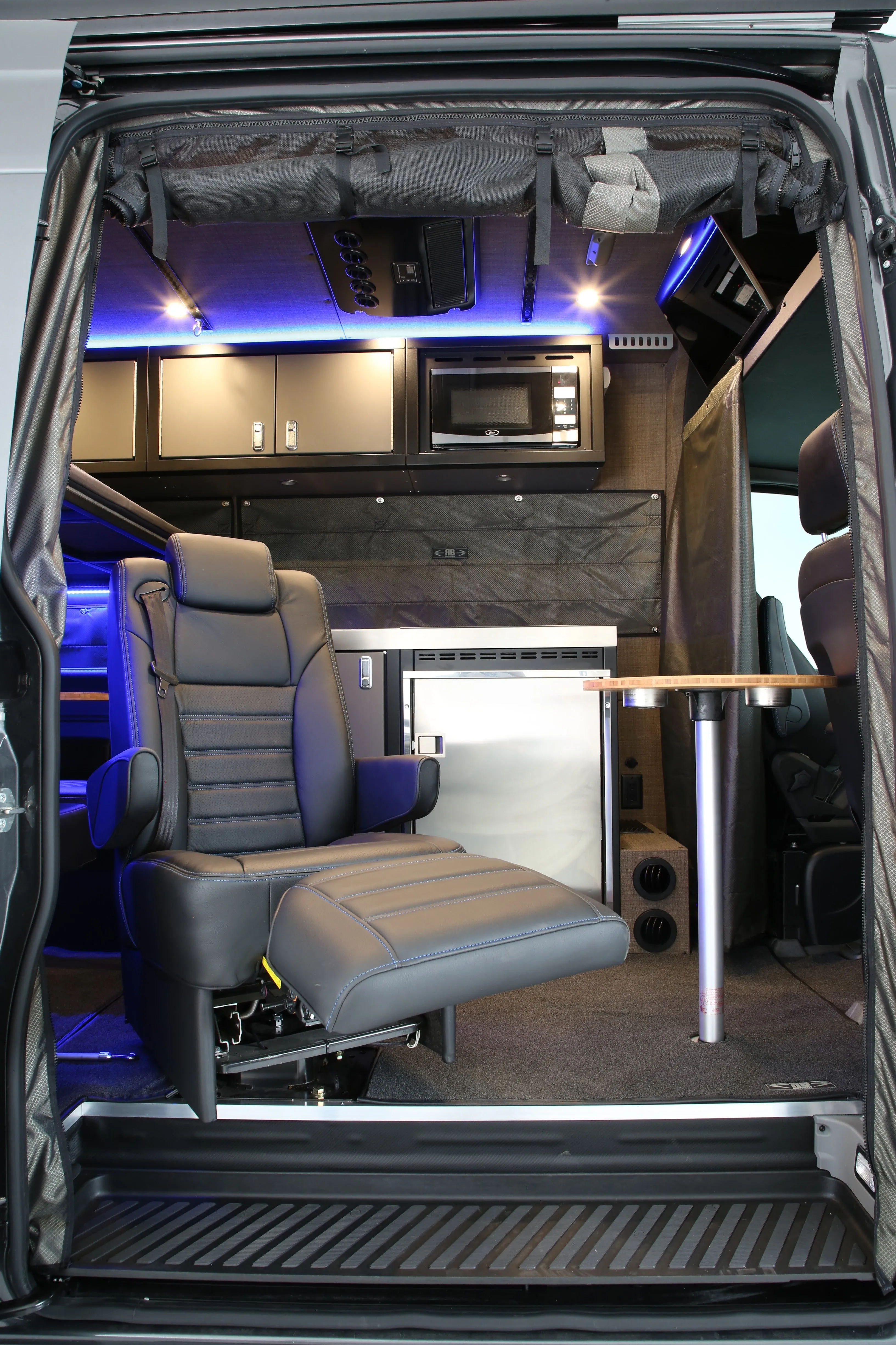 RB Touring Van CB - 144" 4x4