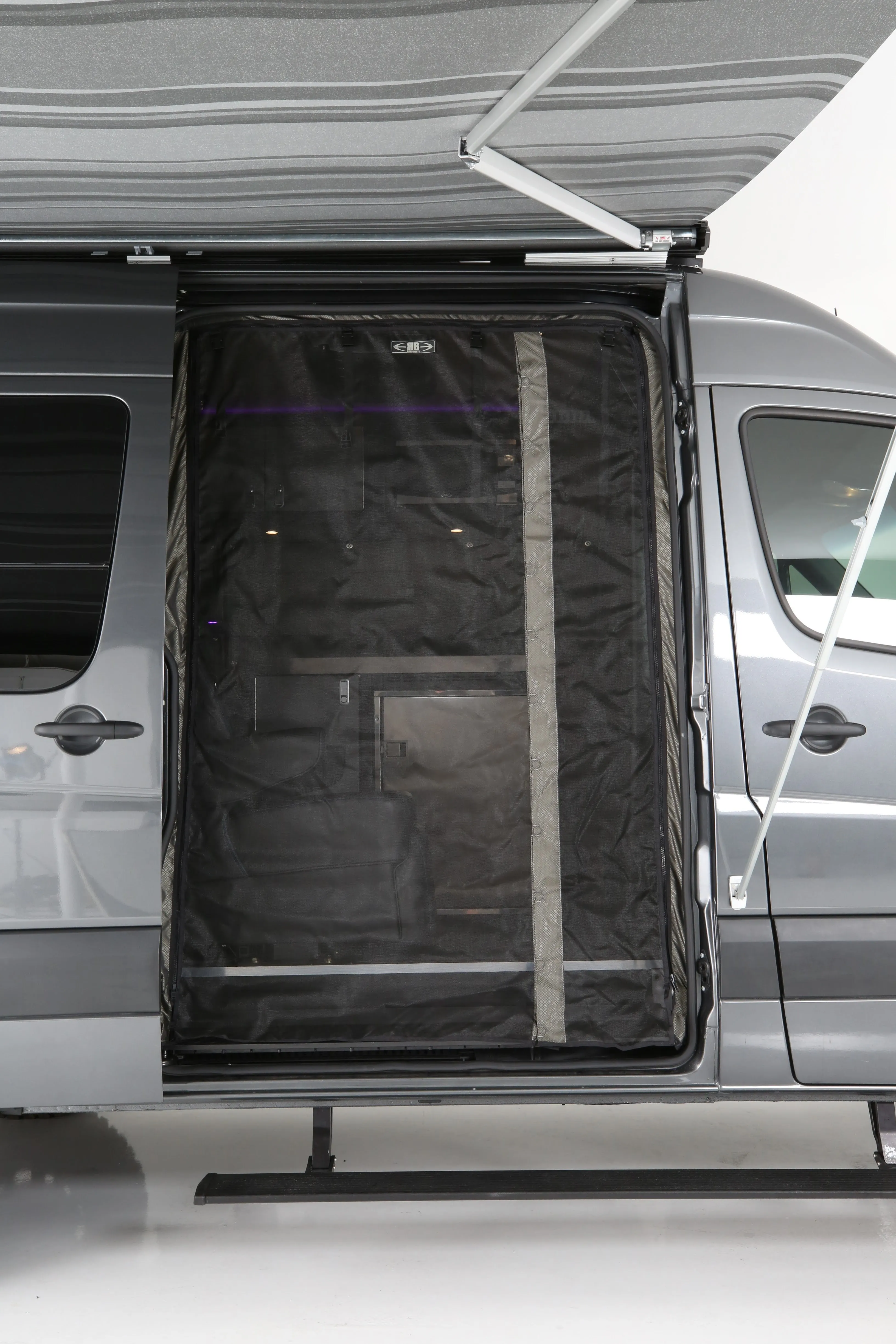 RB Touring Van CB - 144" 4x4