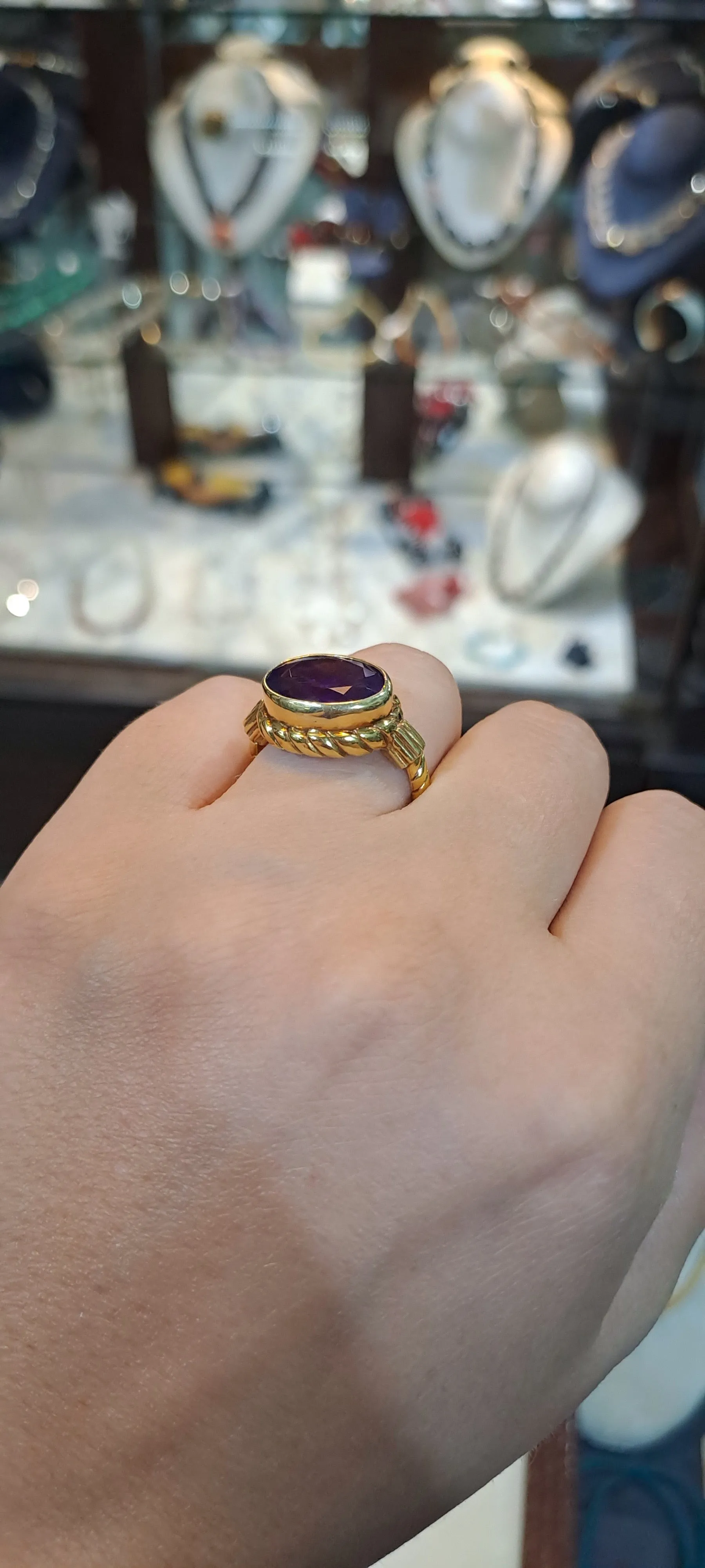 Ring in 18k gold with an amethyst stone