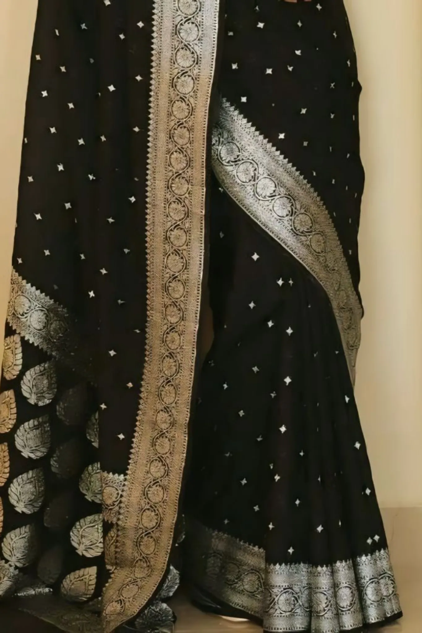 SHOWCASES STUNNING BLACK SAREE SILVER EMBROIDERED